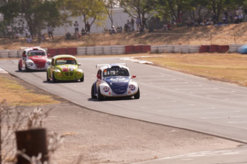 Autos y risas en el autódromo.