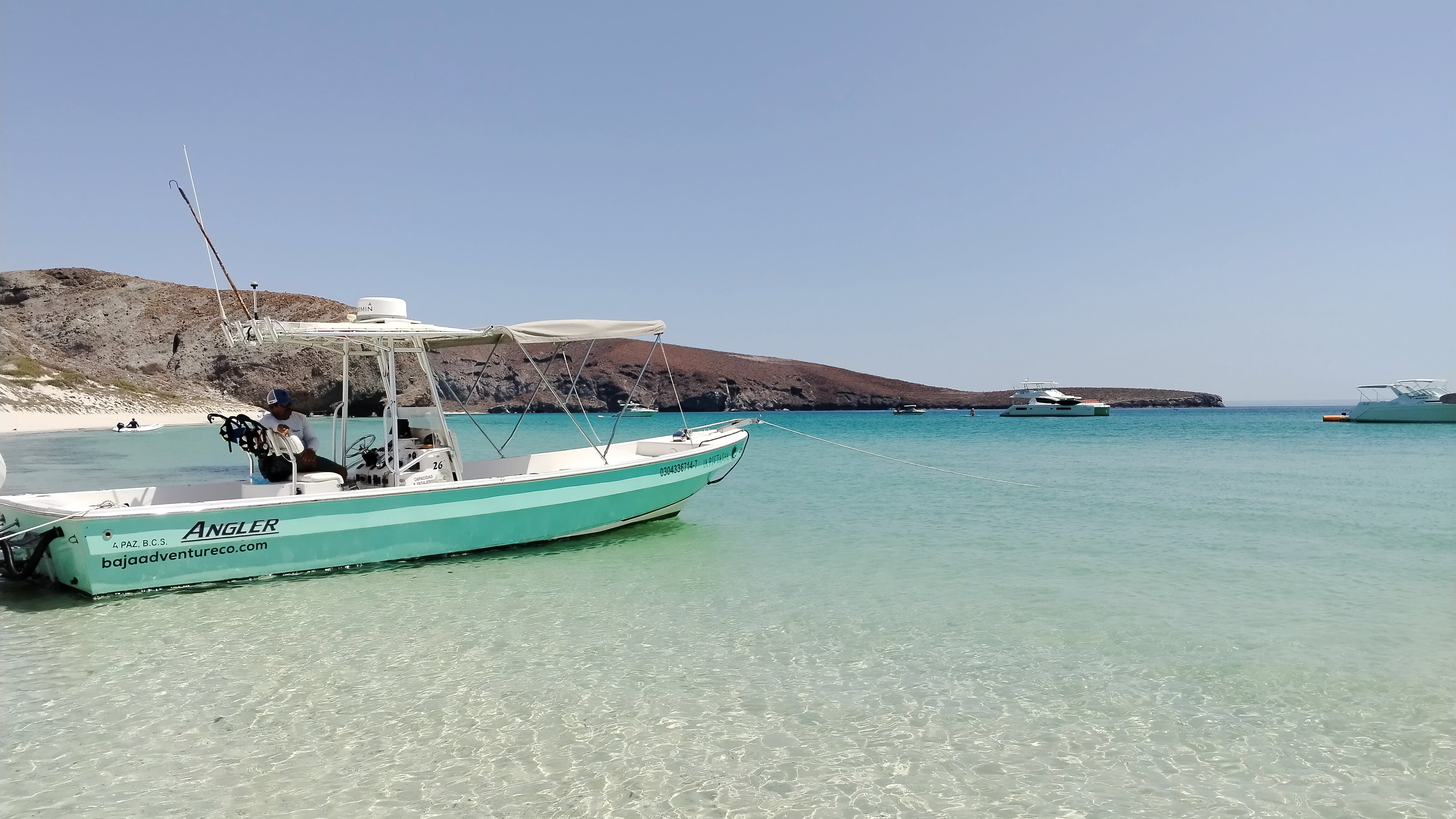 Ofrece diversas actividades marítimas y de aventura.