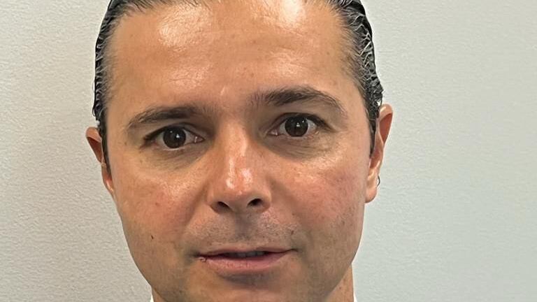 Pedro Arce estudió Licenciatura en Derecho y Ciencias Sociales y Maestría en Derecho de Amparo, ambas en la UANL.