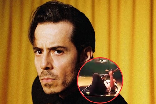 Pepe Madero se cae durante concierto pero sigue cantando