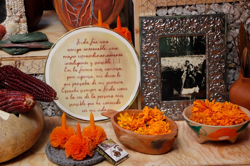 La Casa Azul de Frida Kahlo celebra la amistad de ella y Juan O'Gorman con un altar de Día de Muertos