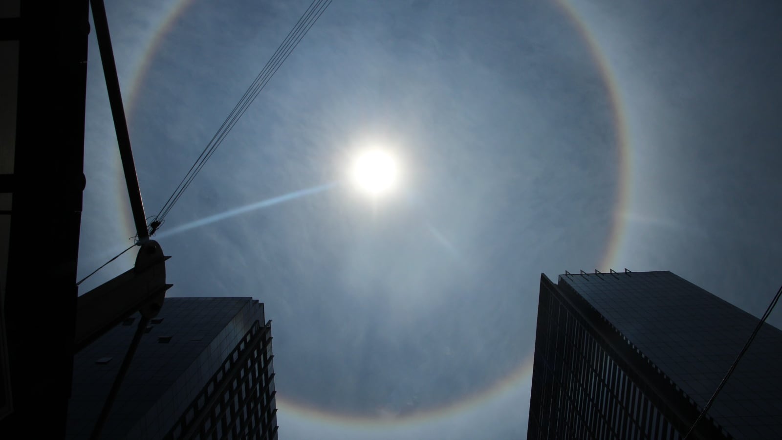 Halo solar en los cielos de la Ciudad de México