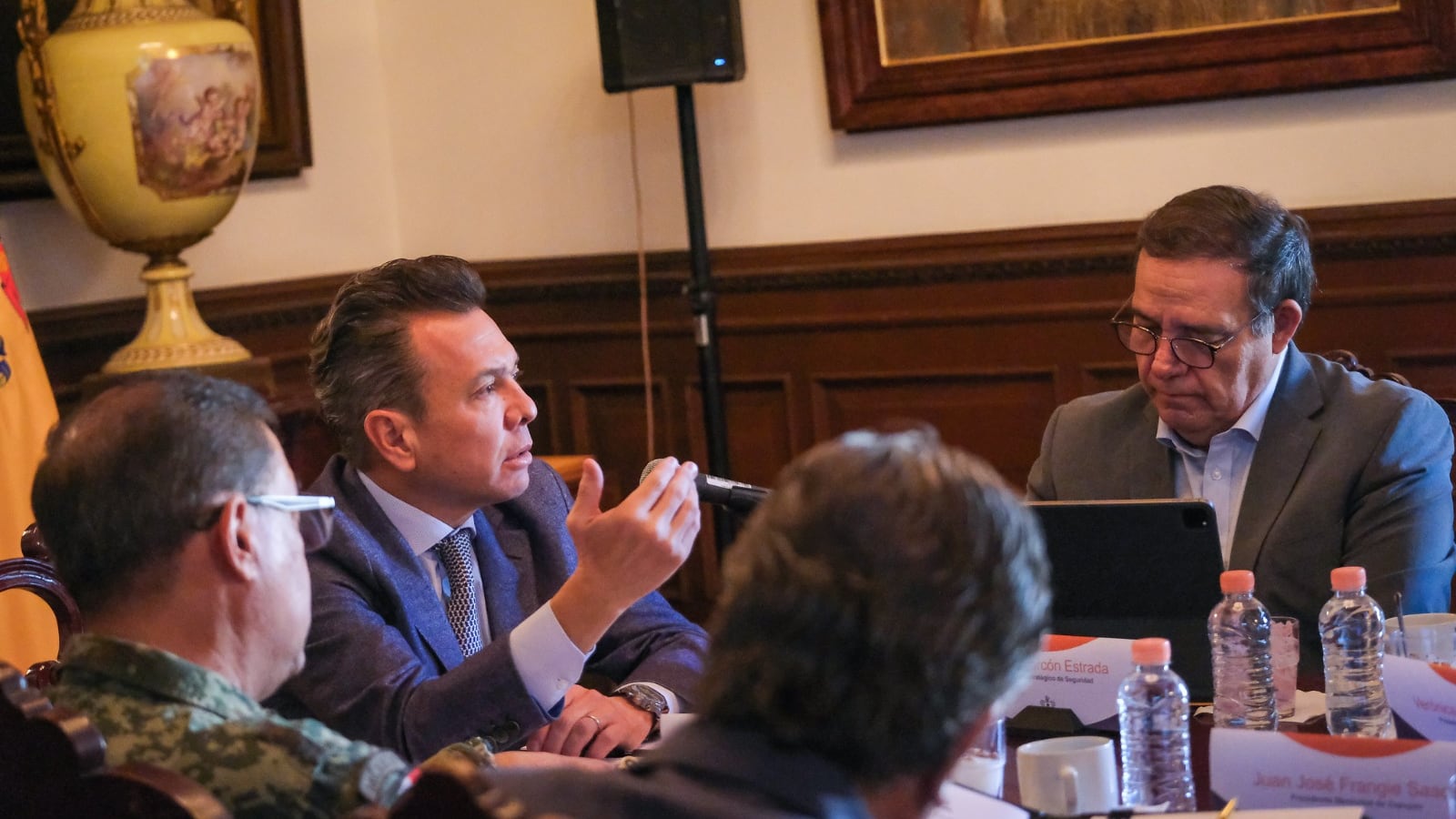 En el Consejo Nacional de Seguridad Pública y en la Conferencia Nacional de Gobernadores (CONAGO), en Acapulco, Guerrero, el gobernador de Jalisco, Pablo Lemus Navarro, planteó a los gobernadores de los estados vecinos de Nayarit, Colima, Aguascalientes, Guanajuato, Michoacán, Zacatecas y San Luis Potosí, coordinar una mesa de seguridad regional, que busca reforzar las zonas limítrofes entre las entidades.