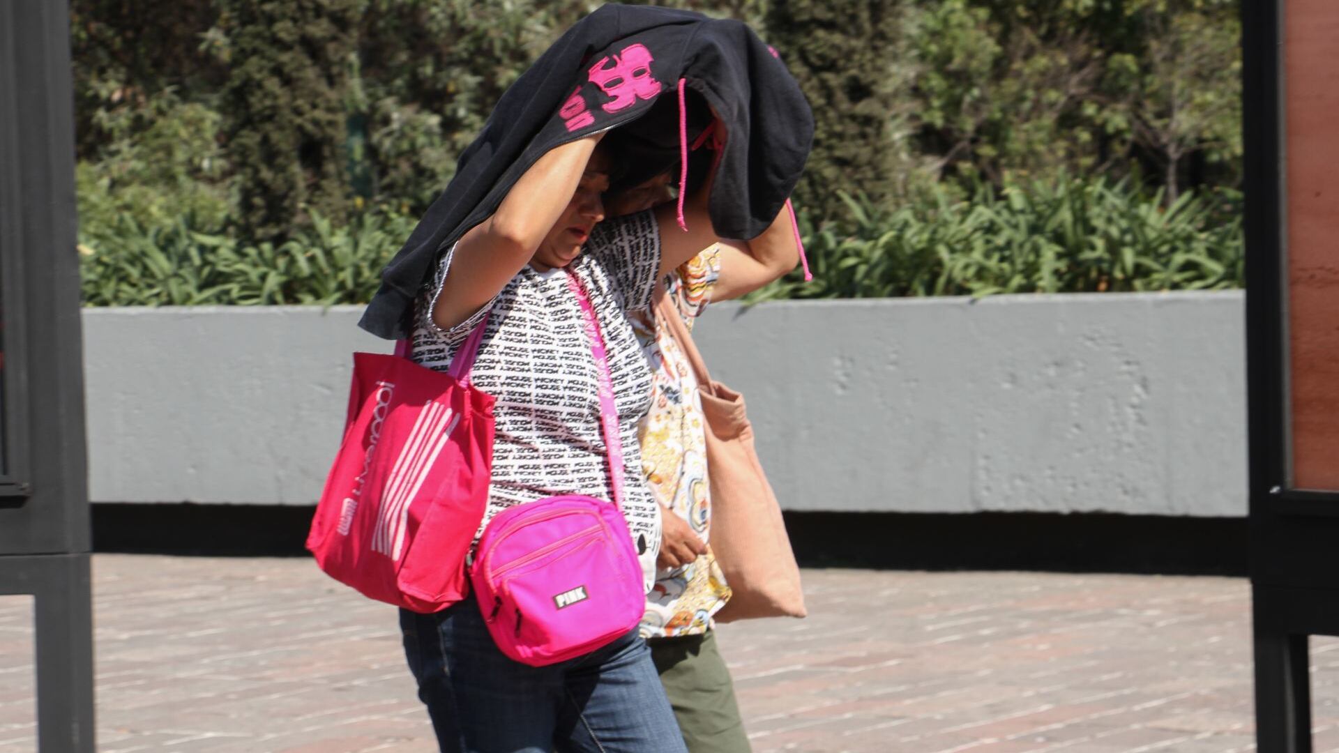 La gente se cubre como puede del calor en las calles de la CDMX.