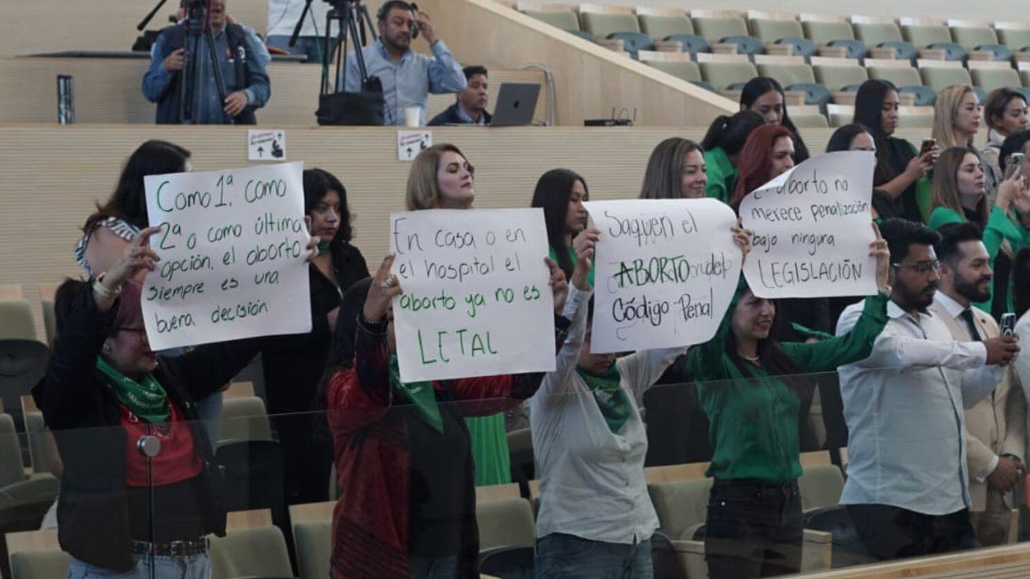 Se encuentra atrapada entre todo el proceso legislativo.