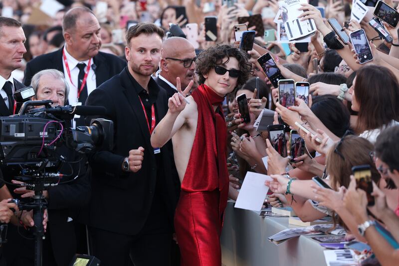 El actor estadounidense  marca la moda con sus looks atrevidos y sexys.
