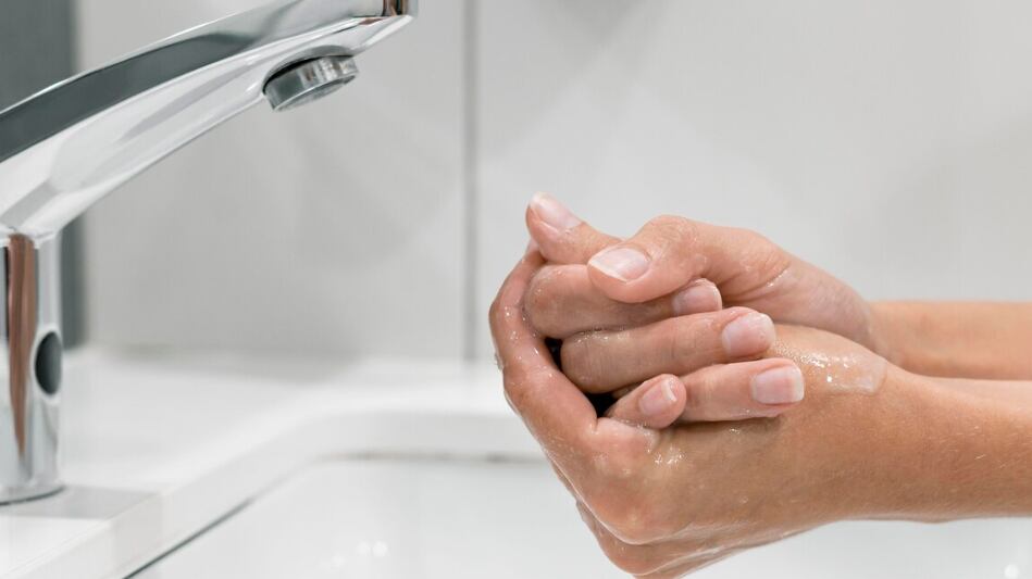 Vista lateral, mujer, lavarse las manos