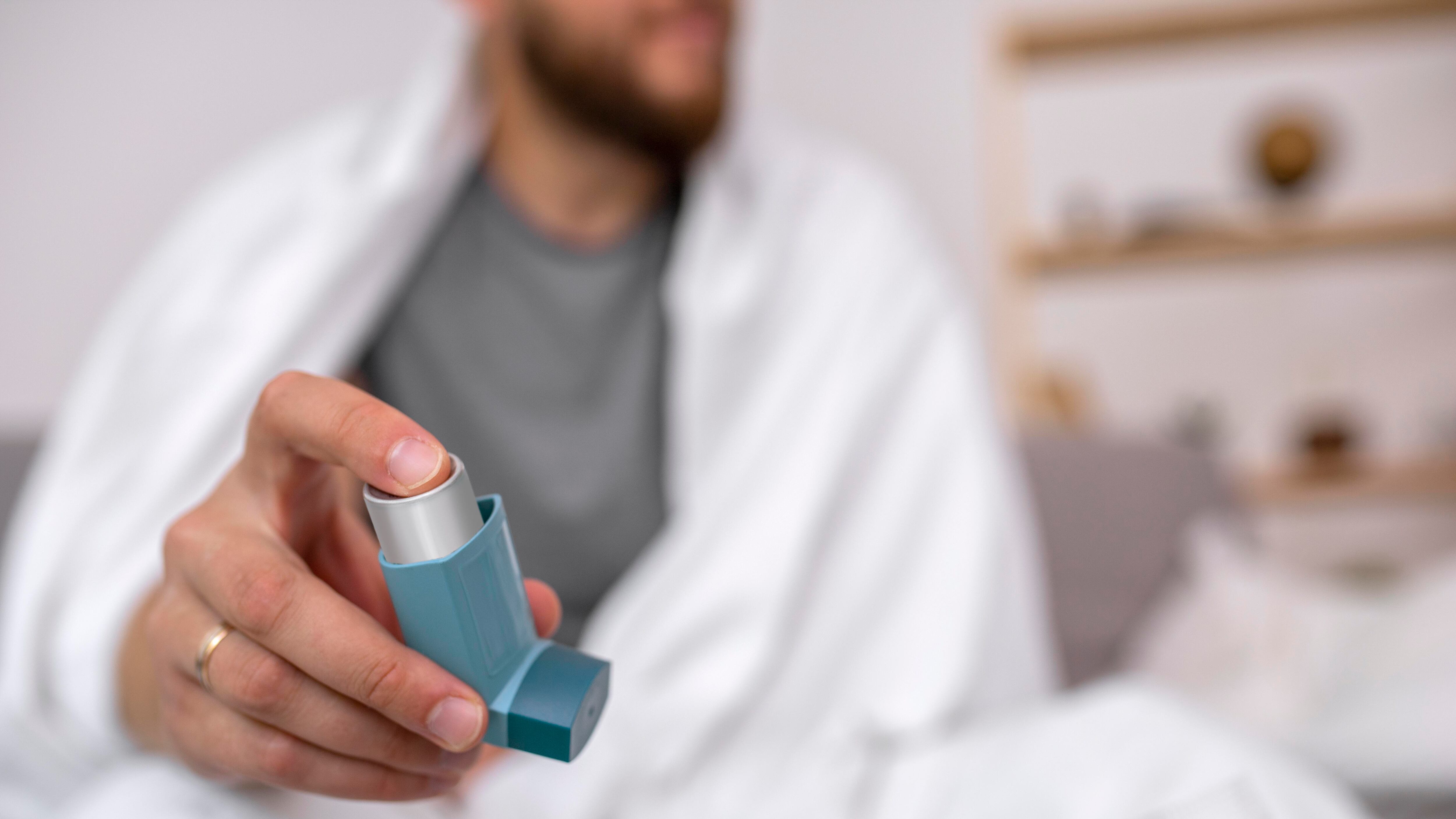 Millones de personas en el mundo padecen asma, enfermedad crónica que se produce cuando la exposición a ciertas sustancias o determinadas circunstancias inflaman los bronquios. Foto: Freepik.