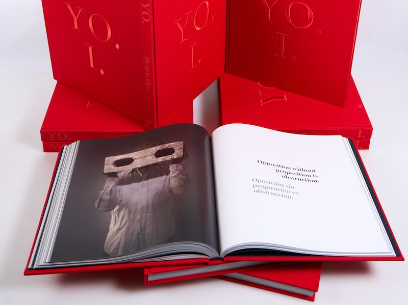 En esta obra Ricardo Elias convierte 26 años de columnas en objeto de arte con fotografía conceptual y pensamiento crítico