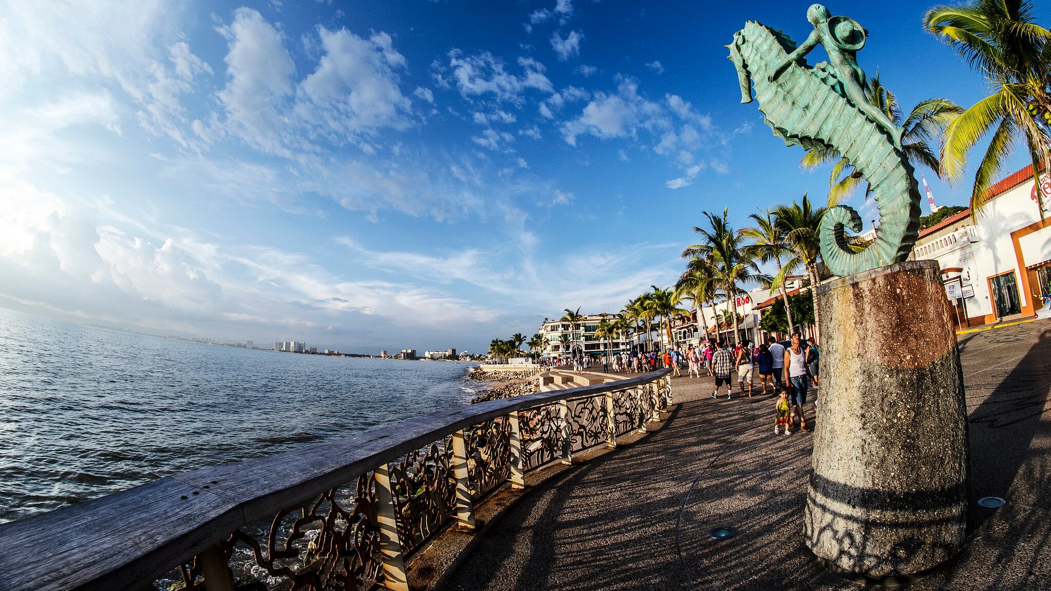 Autoridades municipales y estatales montan operativos en la playa para las actividades de los spring breakers y evitar desmanes.