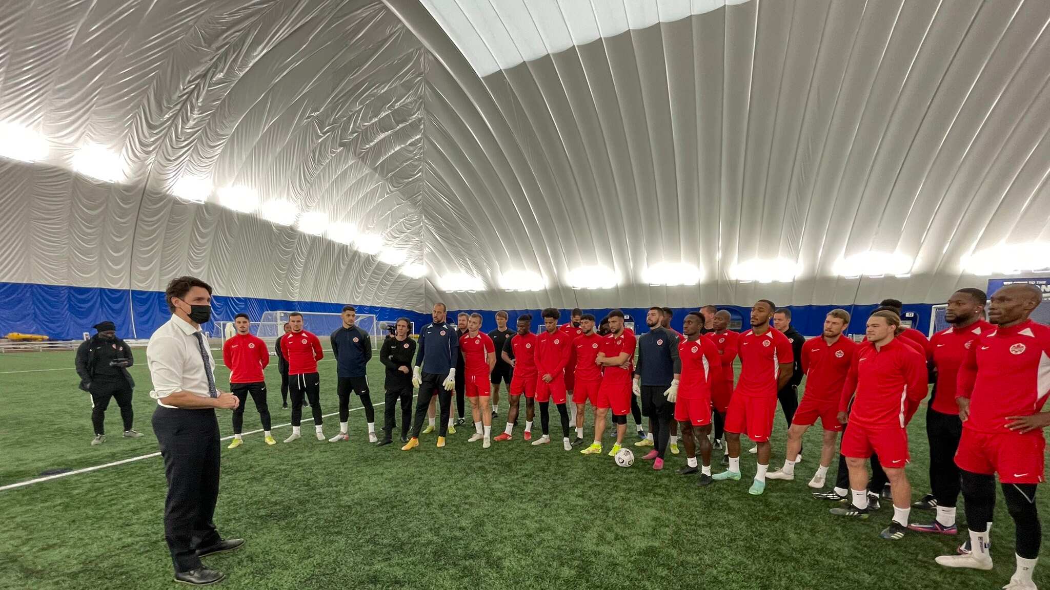 El primer ministro de Canadá, Justin Trudeau, visitó a la Selección de futbol para motivarlos y felicitarlos por el buen trabajo que están haciendo en las eliminatorias mundialistas