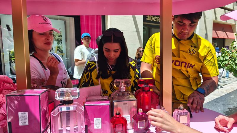 La fragancia más icónica de Victoria’s Secret cumple 15 años y lo celebra en Antara con una experiencia única. Conoce sus nuevas versiones, participa en un quiz, disfruta de snacks y llévate una muestra gratis. ¡Solo este 13 de abril!