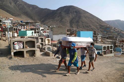Perú ajusta cifra de muertos por Covid-19; suman más de 180 mil