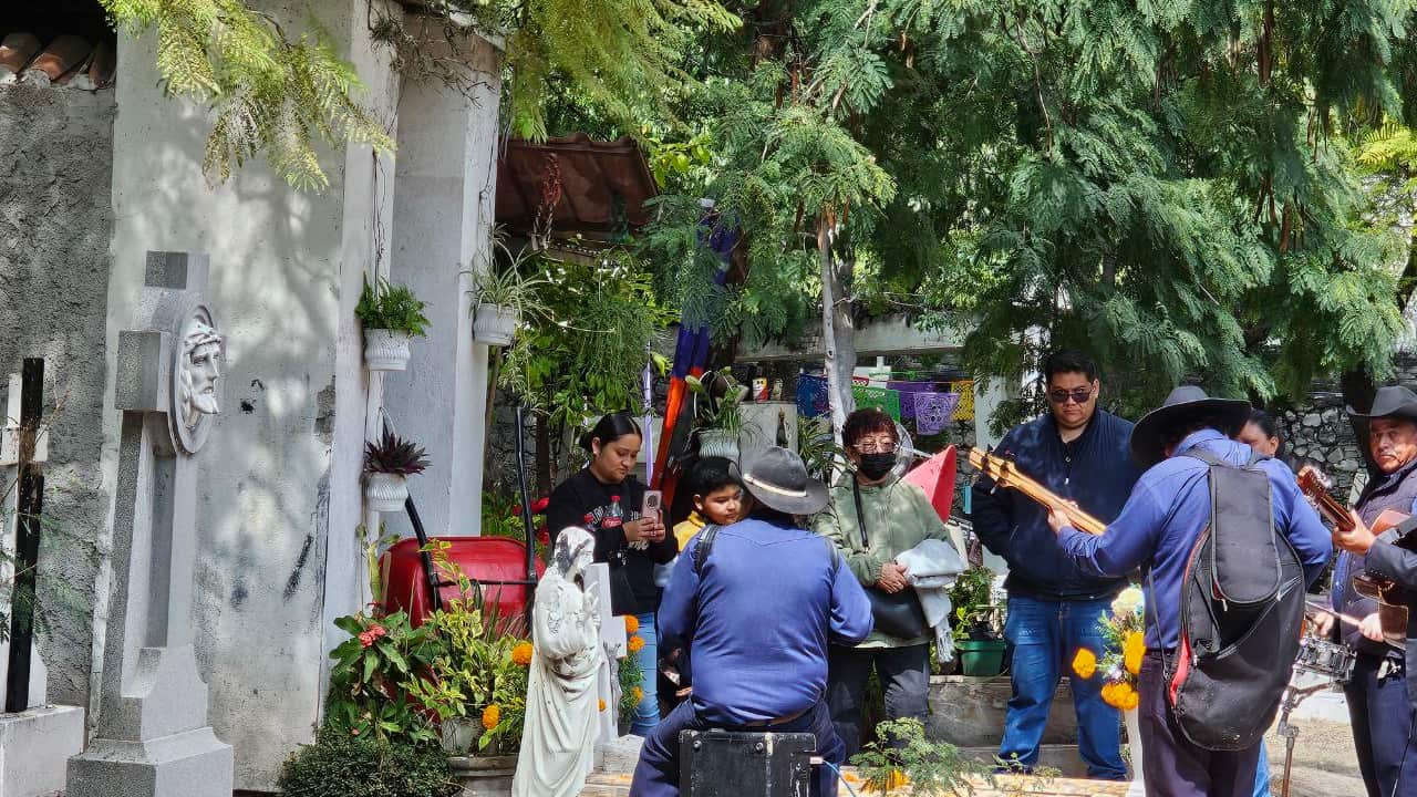 Cayó número de visitantes en los panteones de Querétaro en Día de Muertos