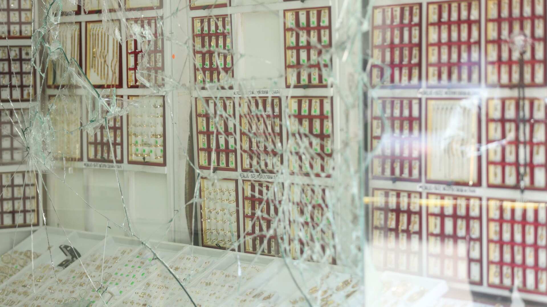 Asaltan joyería en Galerías Coapa, se llevan 40 piezas de oro y dinero