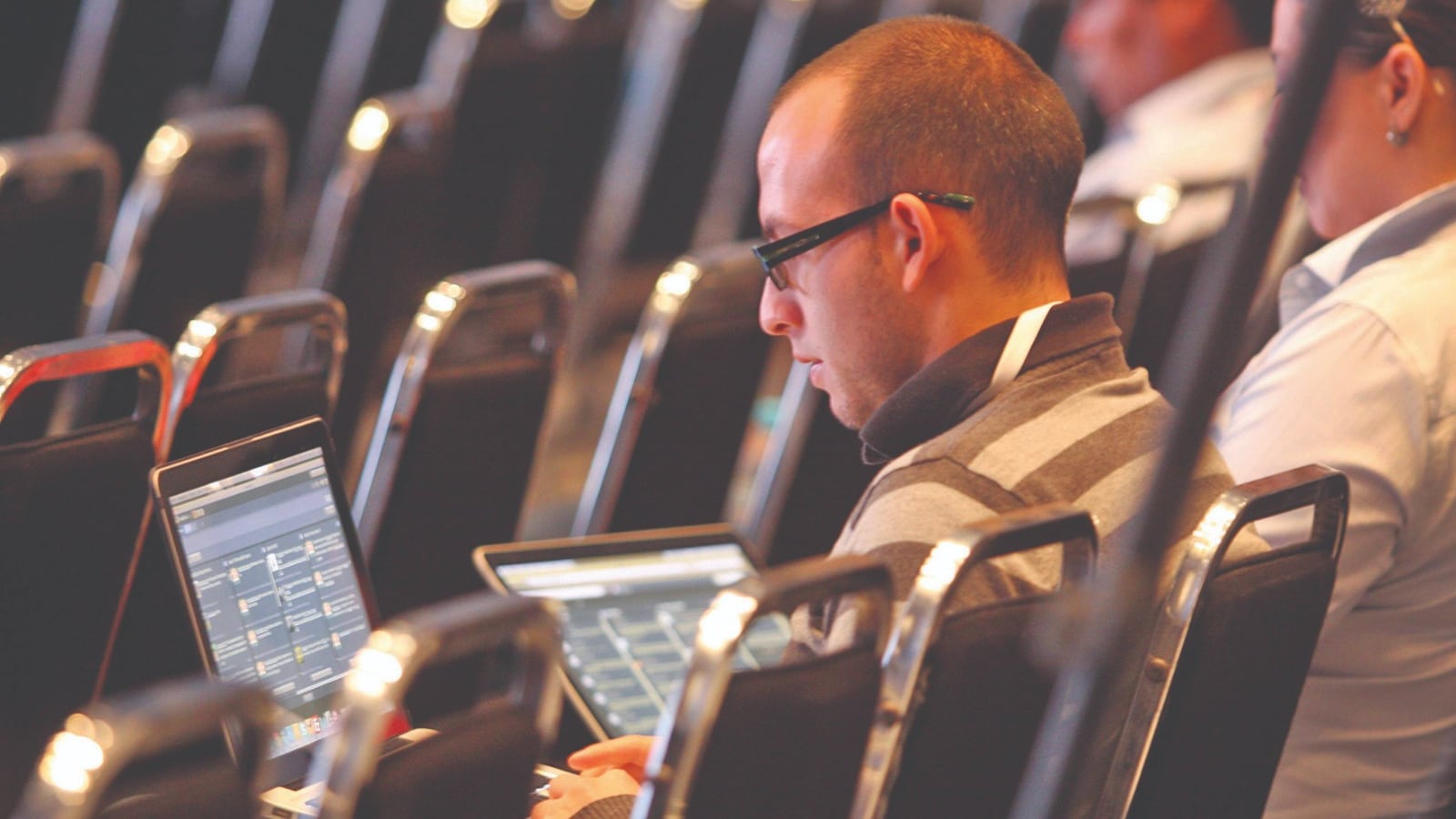 Analistas de datos, científicos e ingenieros de software y apps son parte de las 10 profesiones con IA que demandan las empresas para 2024.