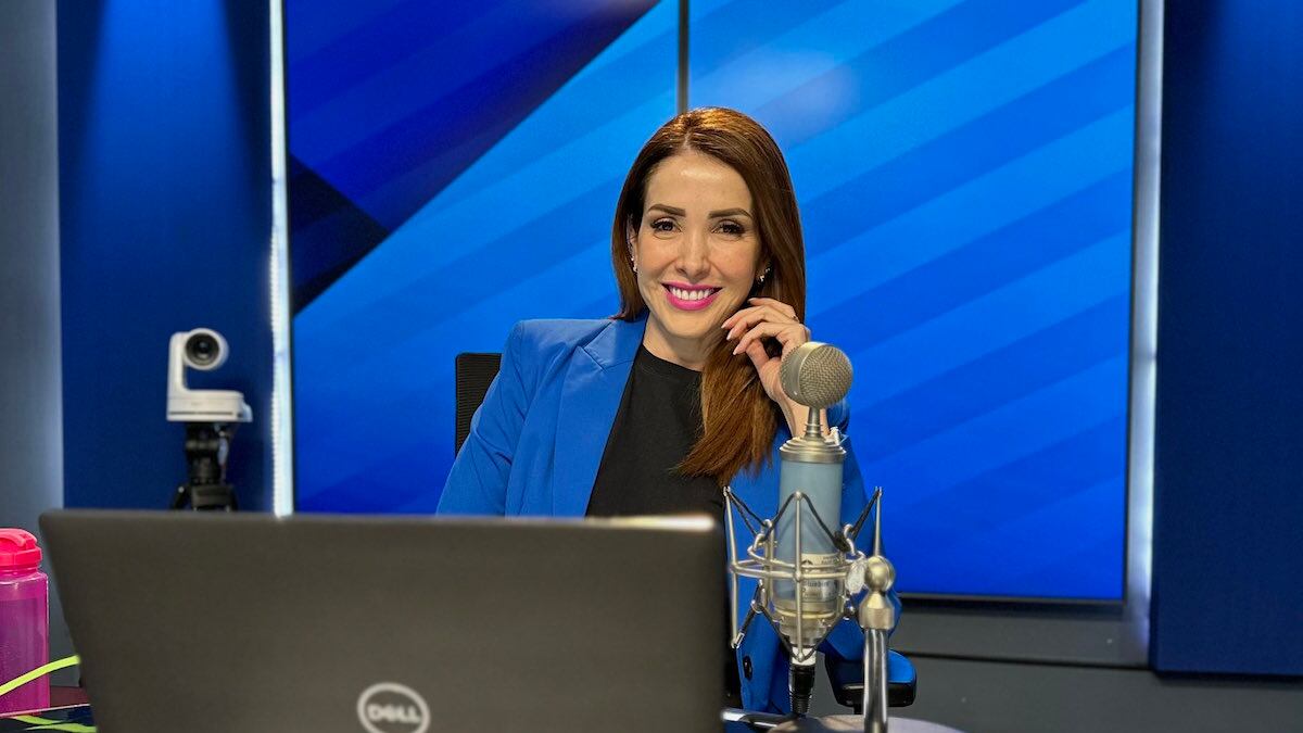 La periodista realizó la primera transmisión de su noticiario matutino este lunes. (@azucenau)