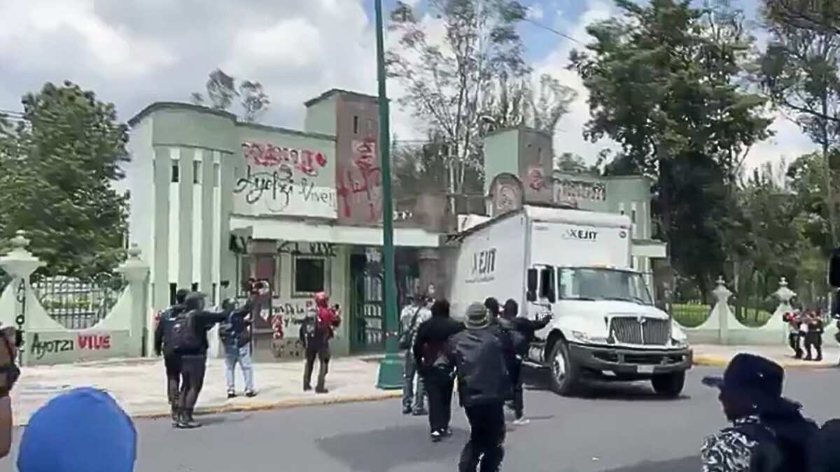 Video: Normalistas intentan dar portazo en Campo Militar rumbo al 11 aniversario de la desaparición de los 43
