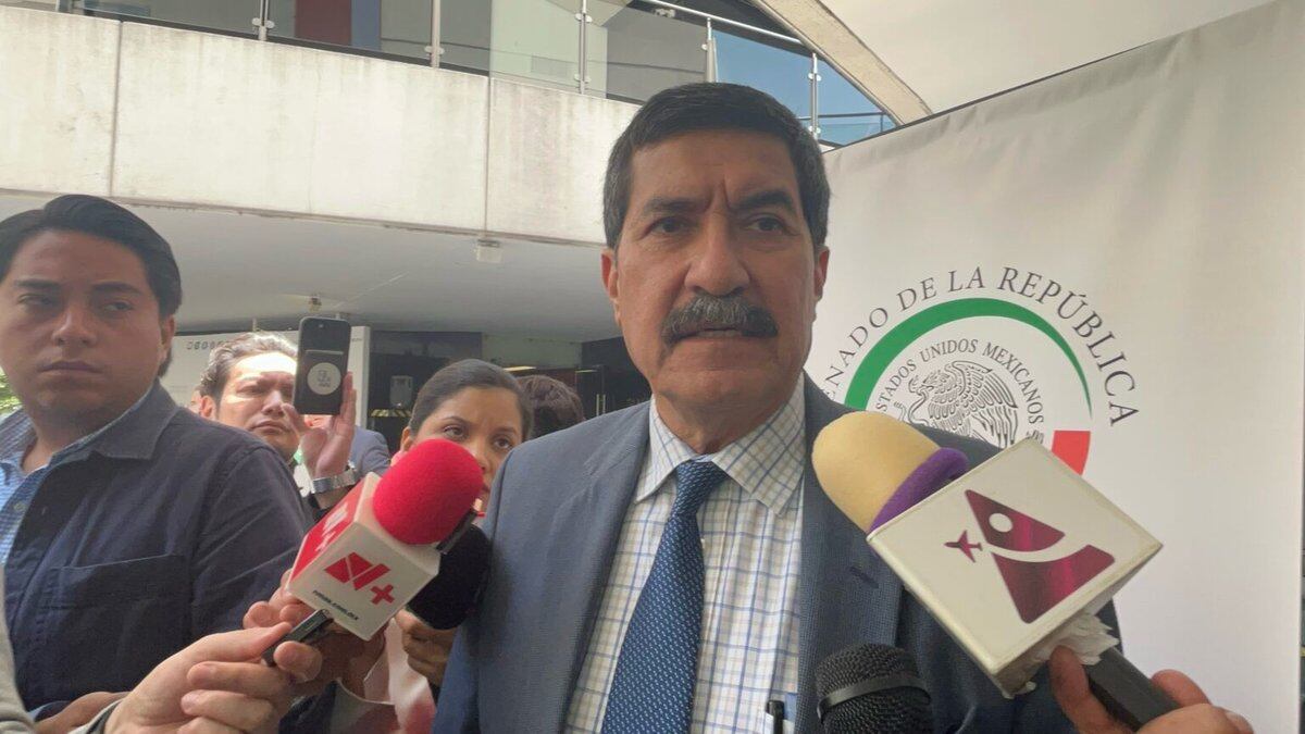 #PolíticaConfidencial: A Corral ya no le mandan citatorios… ahora le dejan coronas fúnebres y mensajes en la pared