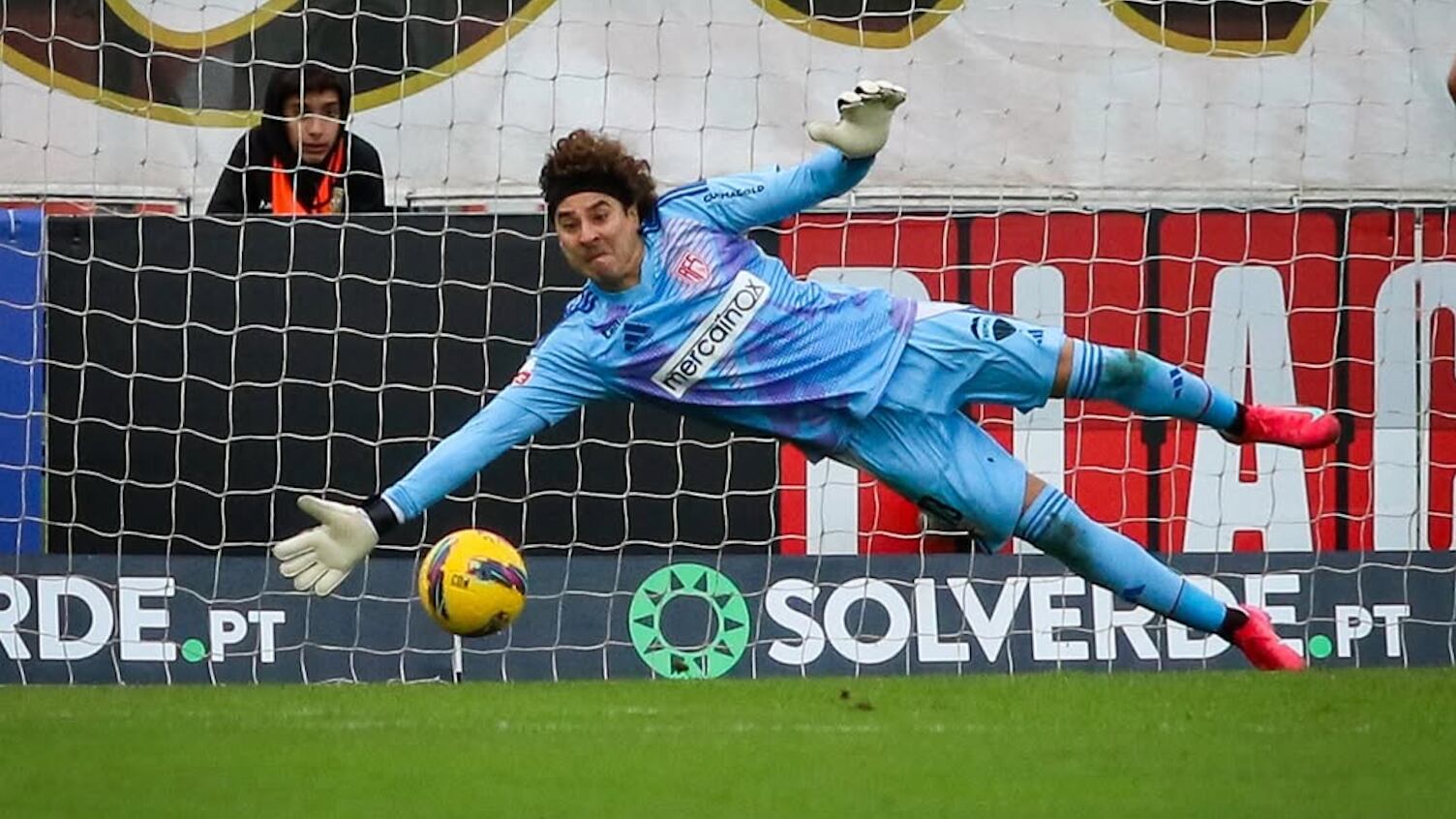 Guillermo Ochoa ha recibido 20 goles en 12 partidos con AVS.
