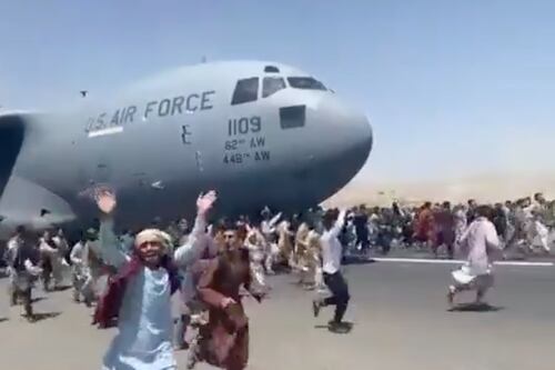 ¡Desesperación y caos! Miles intentan huir de Afganistán por llegada al poder de talibanes