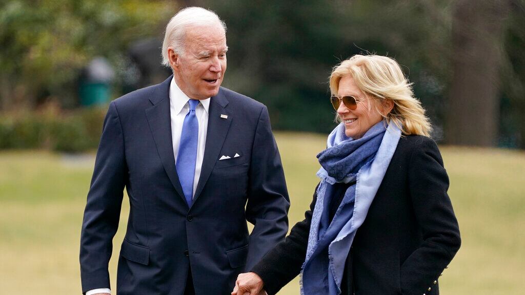 Reaparece en público Jill Biden luego de que en días anteriores se sometiera a una operación en el ojo derecho
