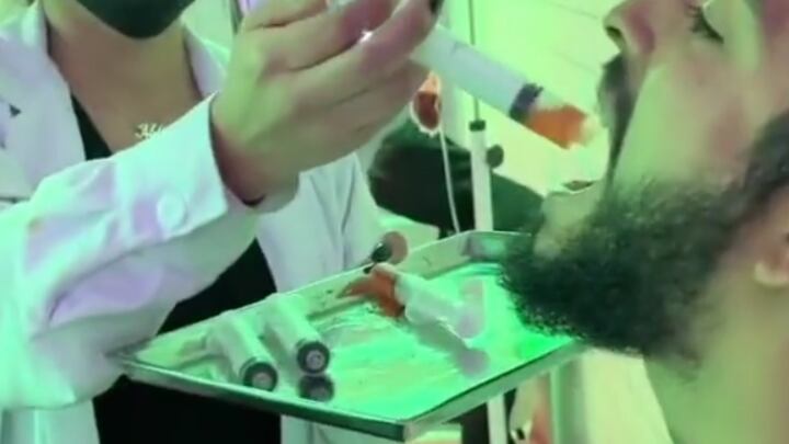 Se viraliza en TikTok un bar que recrea el cruel ambiente de un manicomio, piden sanciones para el lugar