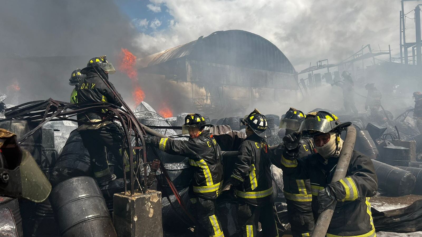 Incendio en San Vicente Chicoloapan consume fábrica