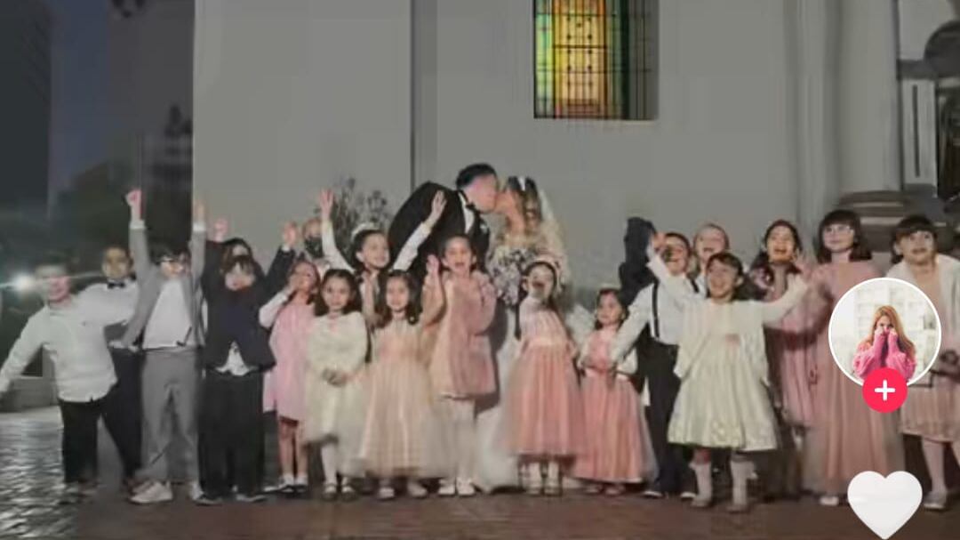 Al final de la ceremonia Miss Caro y su esposo posaron junto a los pequeños estudiantes.