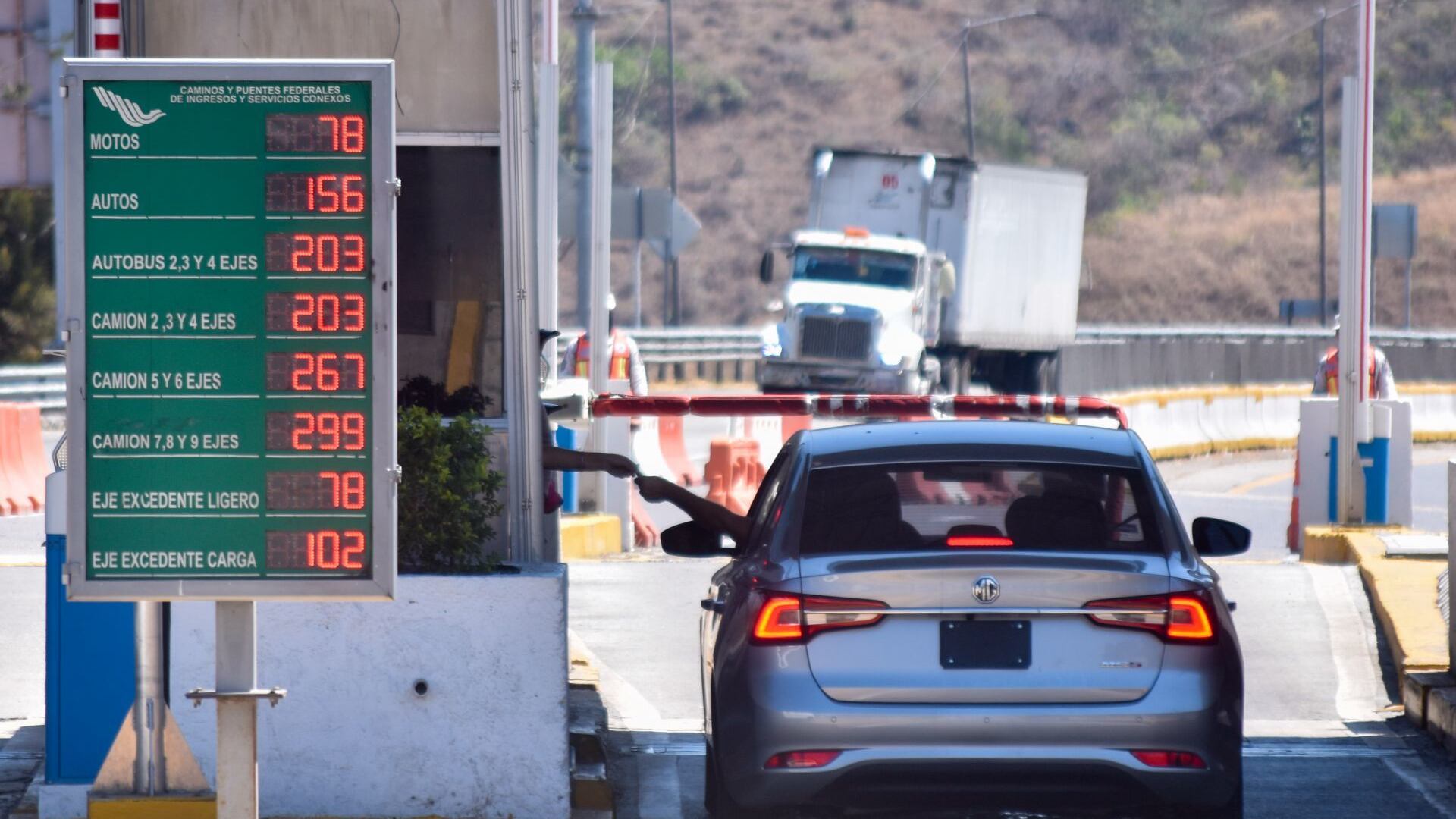CHILPANCINGO, GUERRERO, 01MARZO2023.- Se mantienen las tarifas de las casetas de cobro de la Autopista del Sol, pero aún no hay un comunicado oficial por parte de las autoridades, solo se hizo el anuncio a través de las redes sociales. Fue el pasado 7 de enero cuando la dependencia anunció el aumento de los costos de las autopistas en el país un 7.8% a partir de ese día, y en los casos de las administradas por Capufe y Fonadin, seria a partir del 1 de marzo. A través de redes sociales, la gobernadora Evelyn Salgado Pineda, dijo que esto “permitirá que la buena afluencia de turistas que se ha registrado en los destinos turísticos de nuestro estado se mantenga y muchos mexicanos y extranjeros sigan disfrutando del Hogar del Sol”.
En Guerrero la autopista afectada sería la del Sol, que pasaría de 669 a 721 pesos; sin embargo, la dependencia federal anunció la cancelación a través de un mensaje en Twitter.
FOTO: DASSAEV TÉLLEZ ADAME/CUARTOSCURO..COM