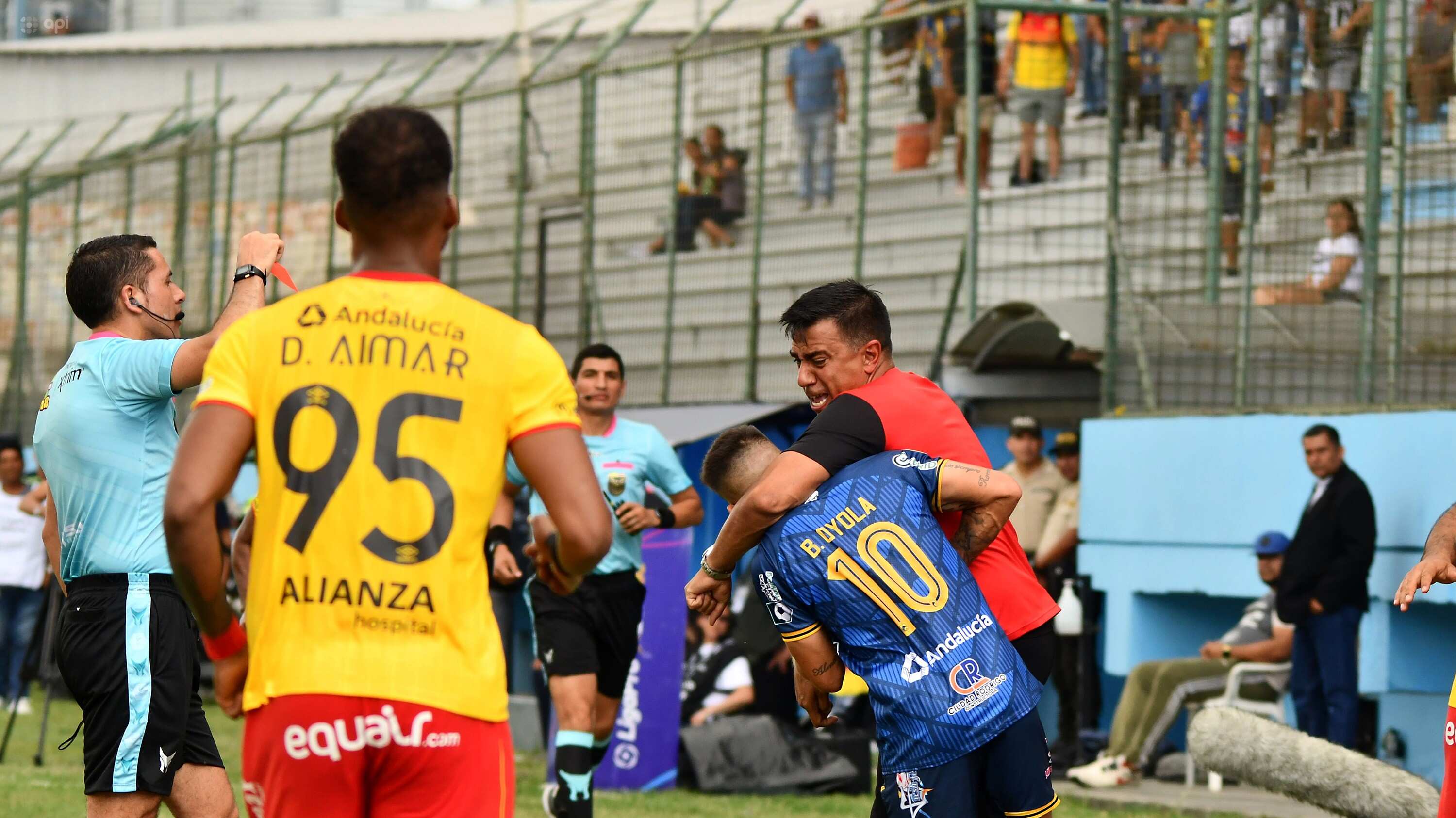 César Farías agrede a Oyola en el Delfín vs Aucas