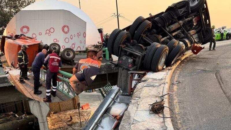 Tráiler que transportaba harina se vuelca en puente de Azcapotzalco