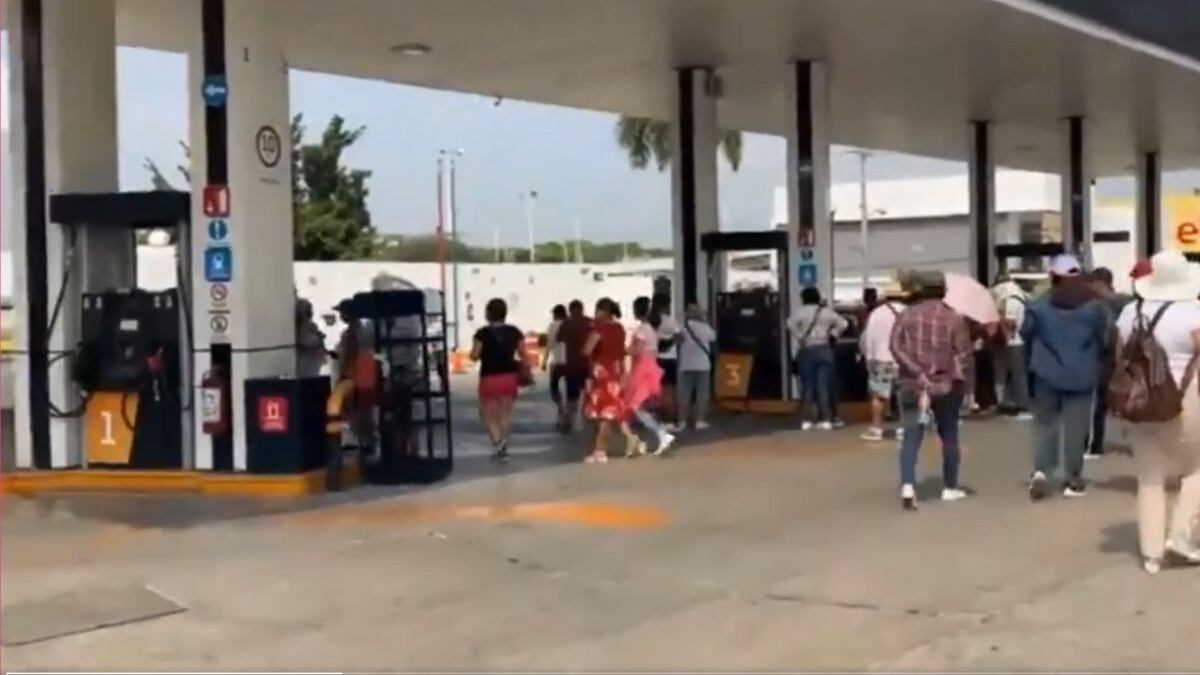 Gasolina gratis: Integrantes de la CNTE toman gasolineras y regalan combustible