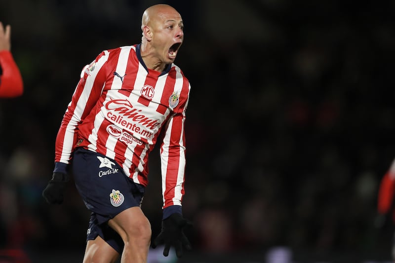 Chicharito saldría de Chivas en verano.