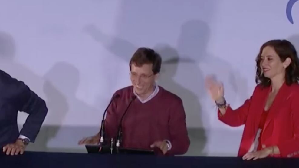 Los líderes del PP festejan el triunfo de los populares en las elecciones de España.