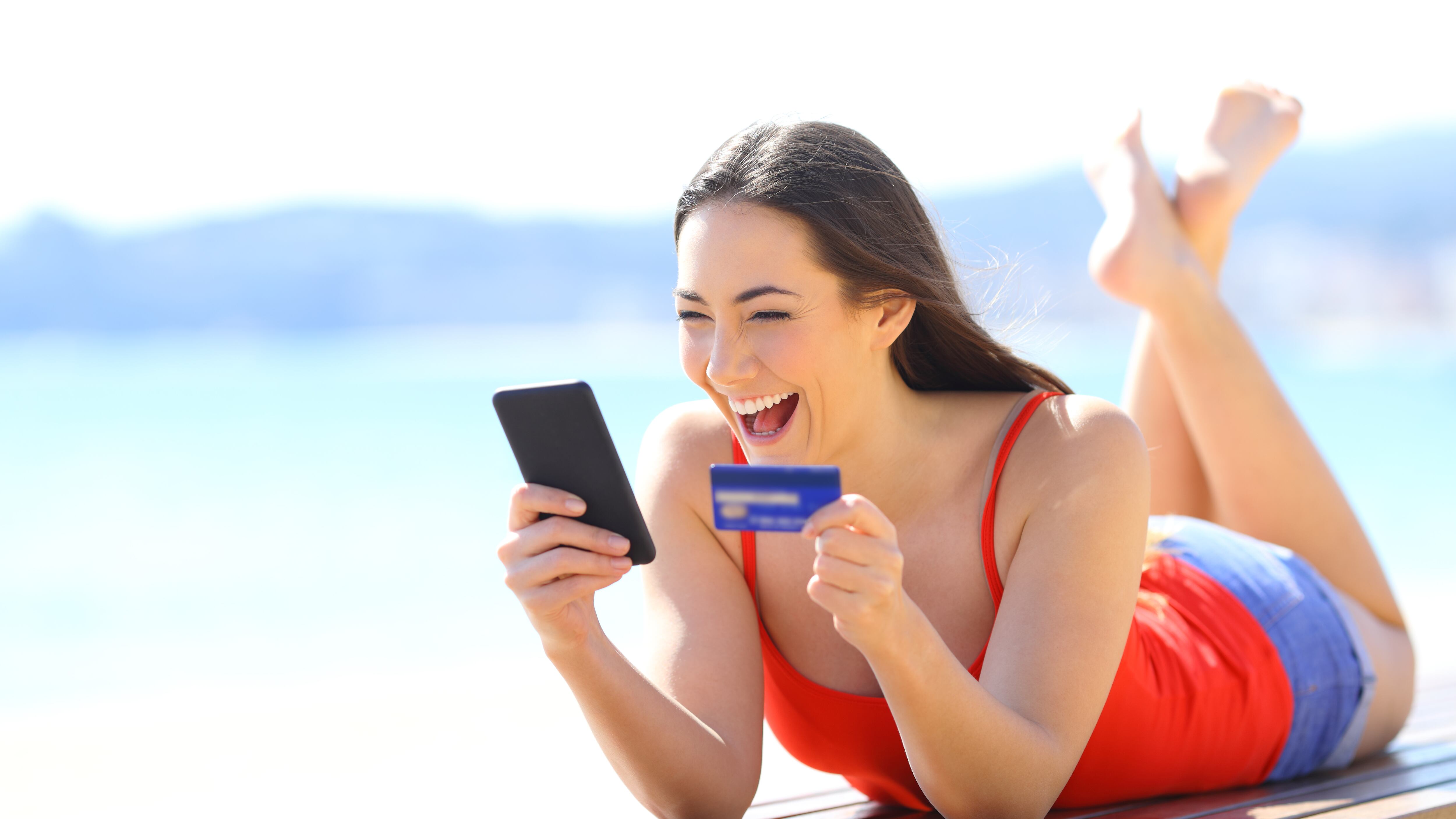 Conoce los términos y condiciones de tu tarjeta de crédito, aprovecha los descuentos y organiza un presupuesto de viaje.