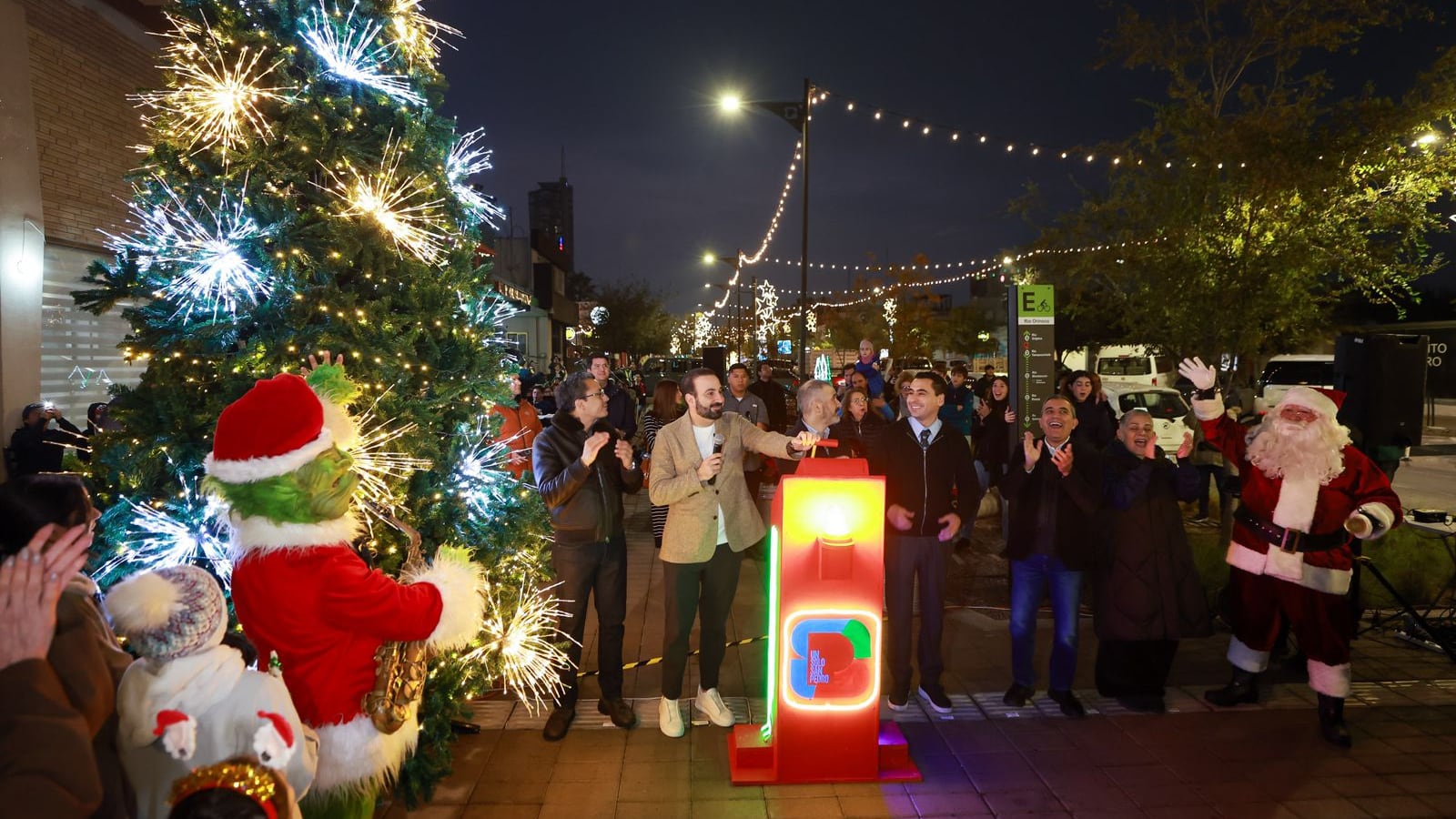 El alcalde Mauricio Farah Giacomán encabezó la ceremonia de encendido del pino.