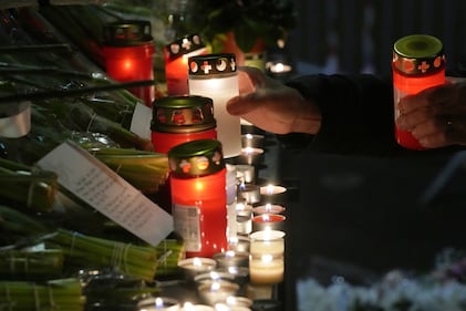 Cientos de personas homenajean a las víctimas de la tragedia de año nuevo en bar de Suiza