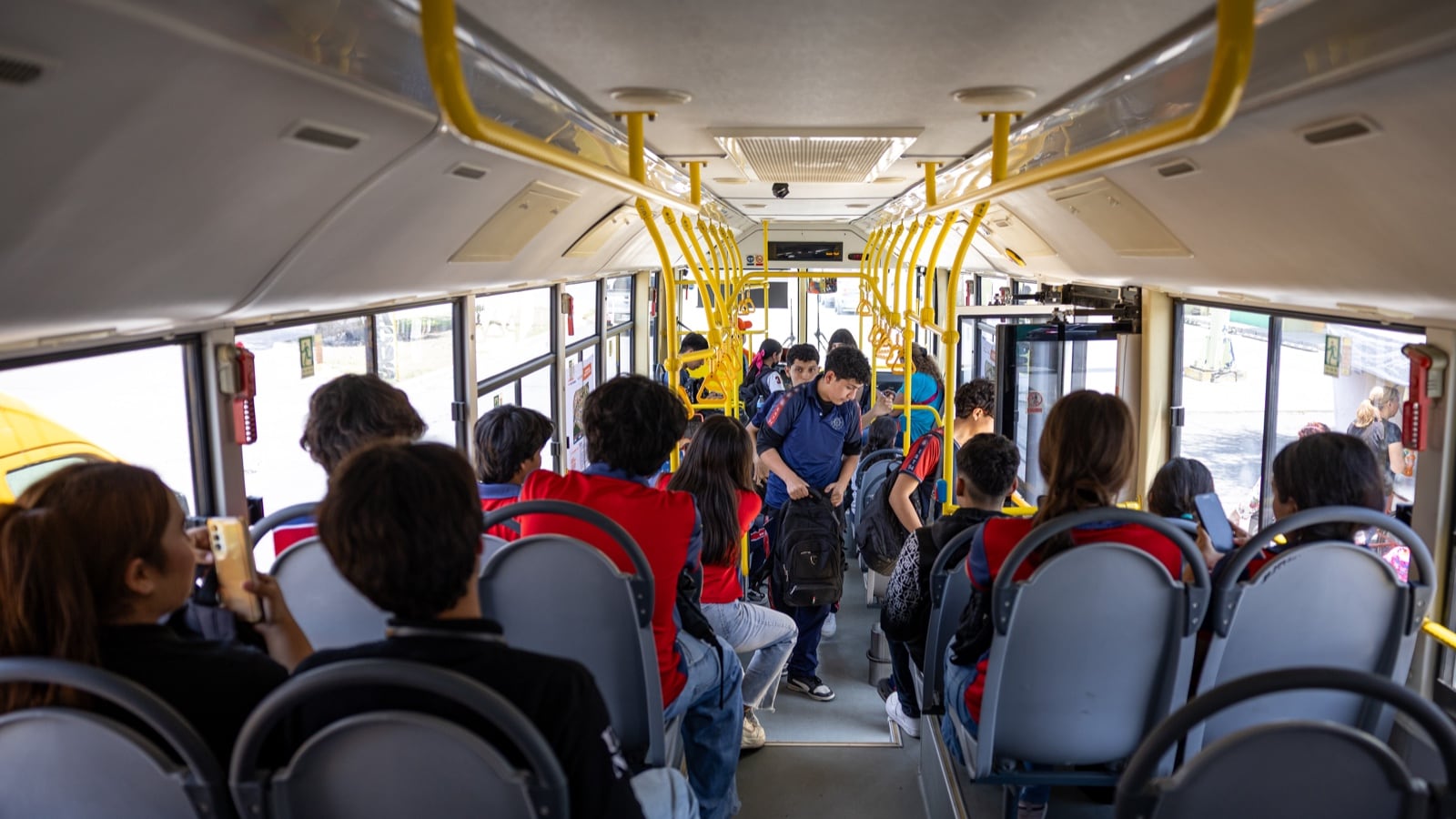 El transporte opera en tres turnos de lunes a viernes.