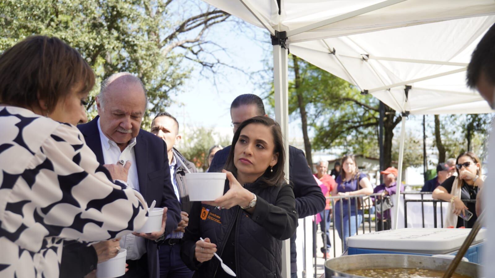 Los asistentes pudieron degustar de un tazón de cuajitos.