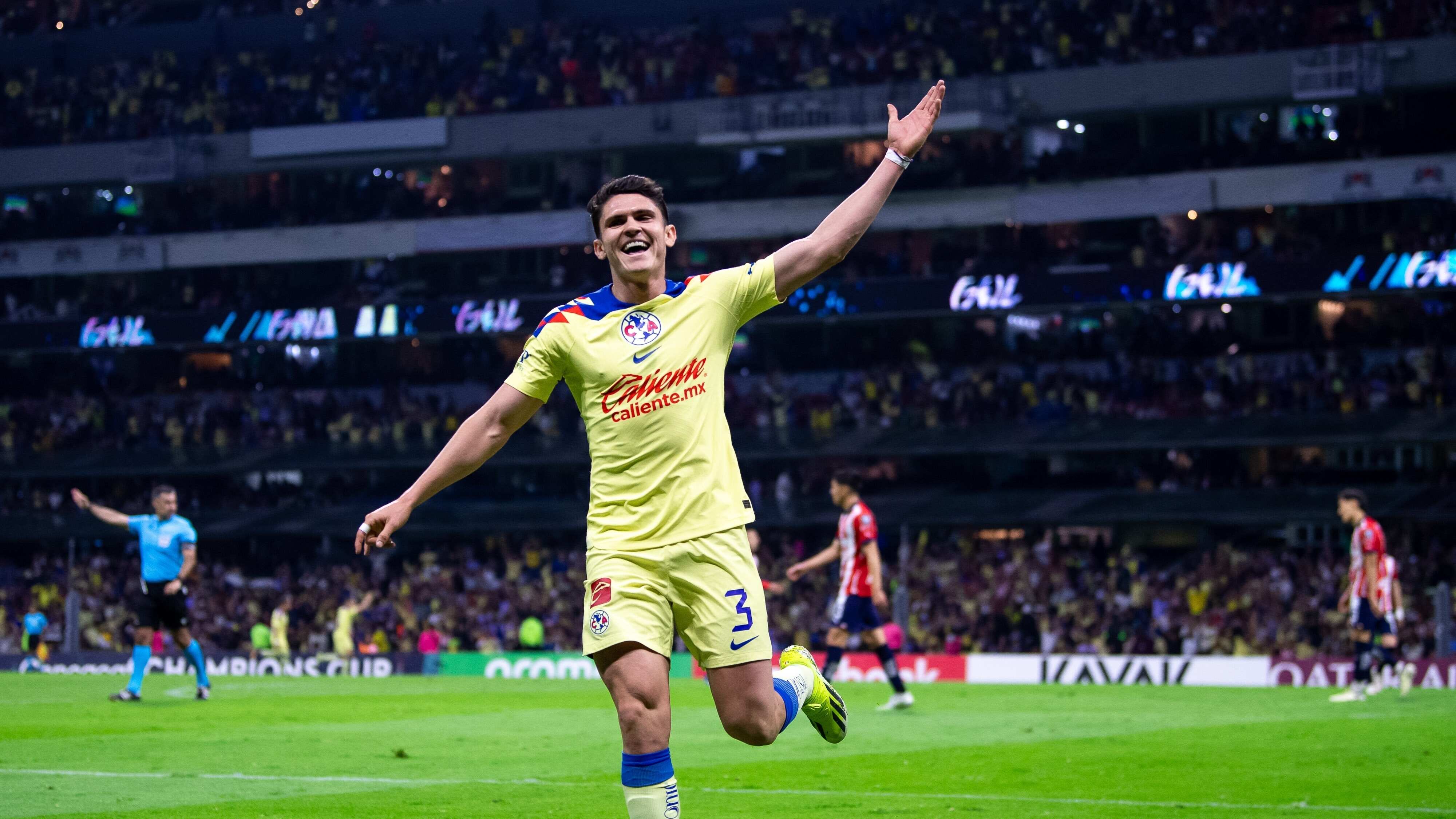 Israel Reyes se ha ganado la titularidad en América gracias a su polivalencia en el campo.