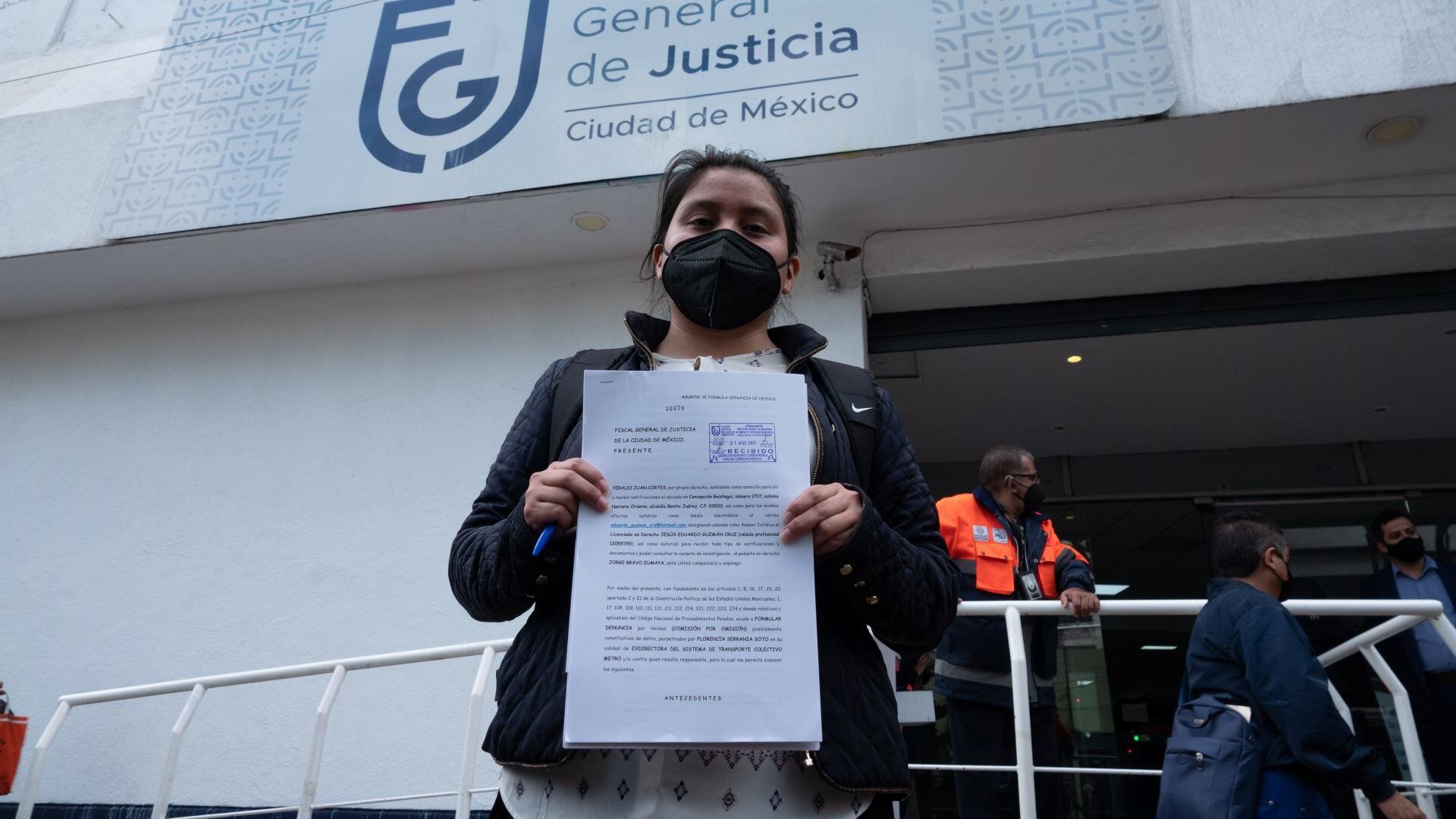 Yeraldin Juan Cortes acudió a la FGJCDMX para interponer la denuncia contra Florencia Serranía por el accidente en la Línea 12 del Metro.