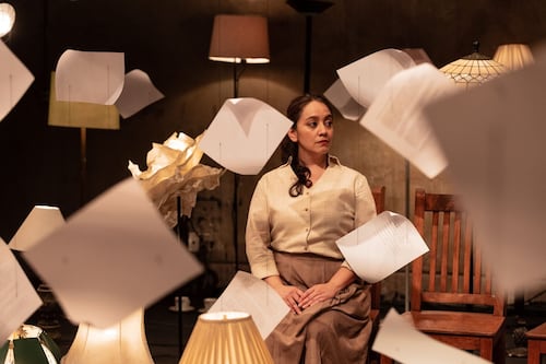 Prendida de las lámparas, digno homenaje a Rosario Castellanos