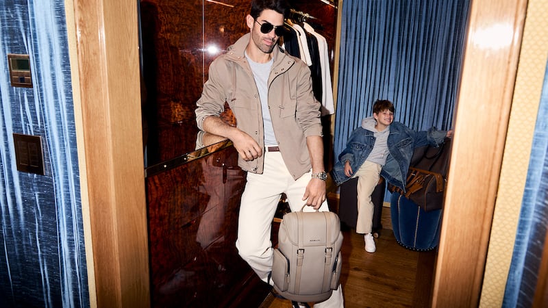 Ya sea primerizo, aventurero o elegante, papá también merece ropa que refleje quién es. Inspírate con estas propuestas atemporales y cómodas que se adaptan