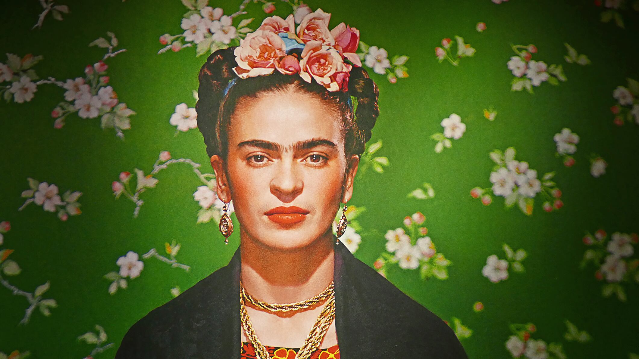 A setenta años de su fallecimiento, aún hay mucho que descubrir de la vida y obra de la pintora mexicana gracias a este registro fotográfico recopilado