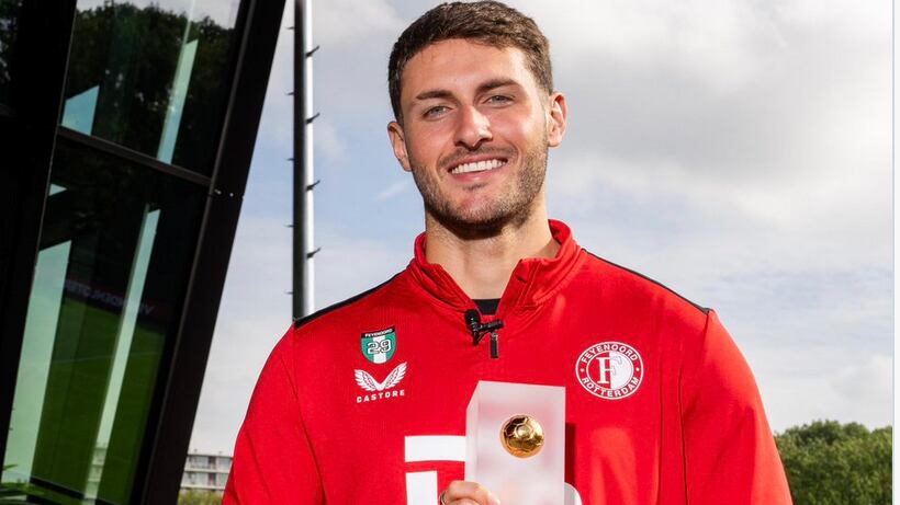 Santiago Giménez es líder de goleo de la Eredivisie.