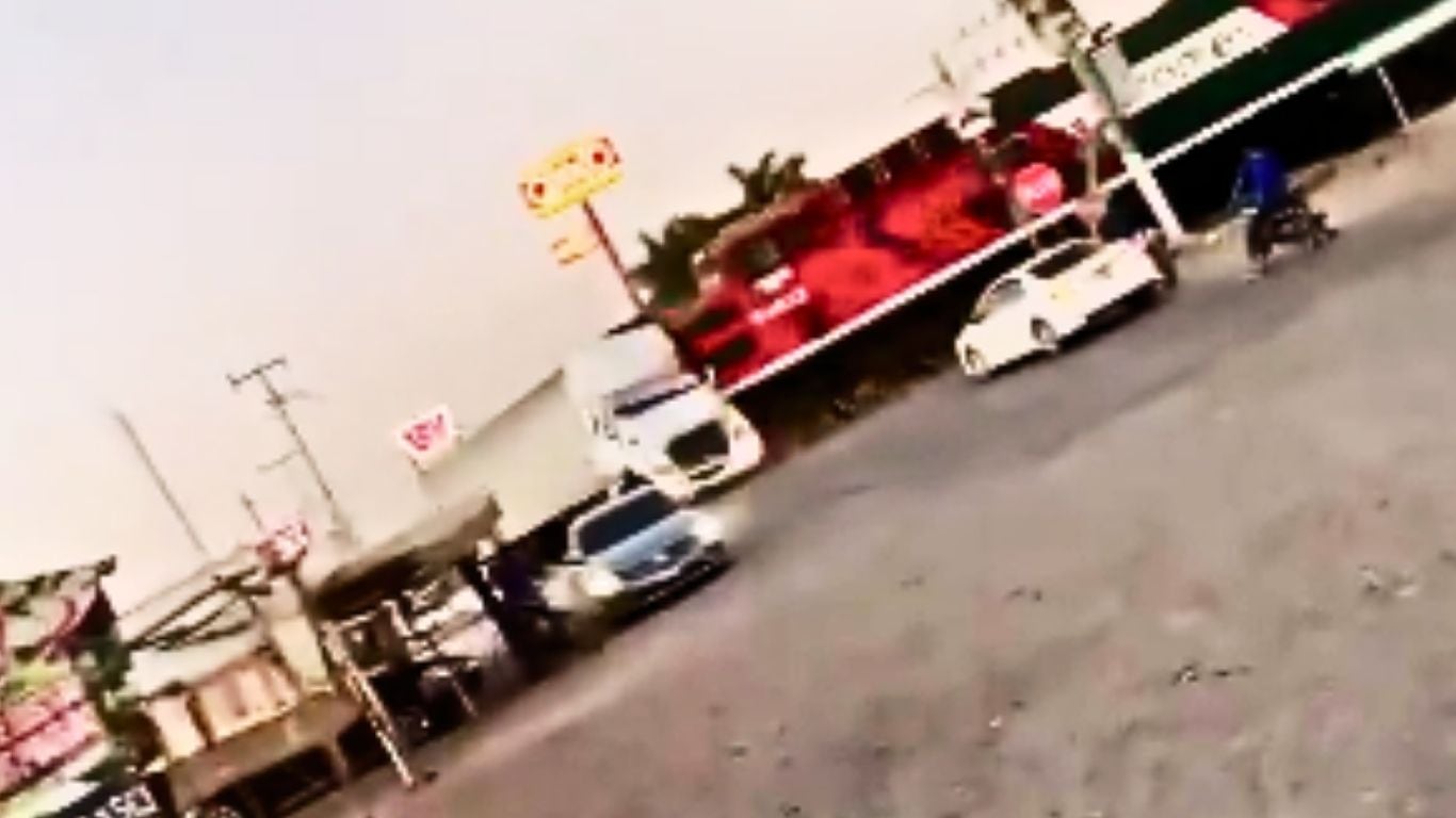 Trailero es embestido por tren en Guasave