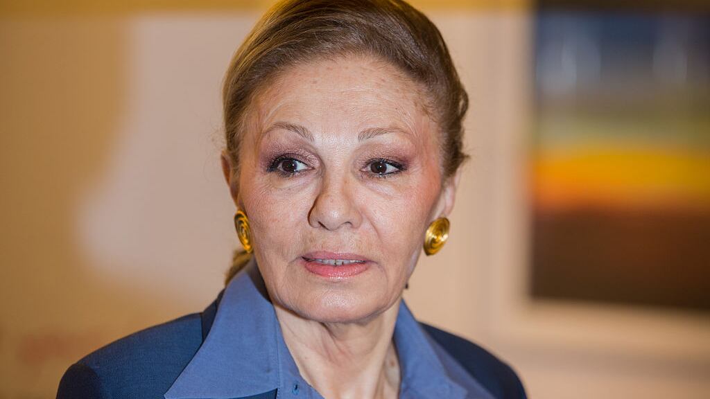 El sha y su esposa arribaron a México gracias a la intervención del gobierno y empresarios estadounidenses. The Washington Post publicó en su momento que Henry Kissinger había presionado durante meses al gobierno de López Portillo para que le diera la visa de residencia temporal al emperador y su familia.