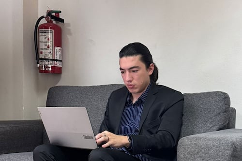 Estudiante presenta examen de francés… mientras velaba a su papá; maestro no demuestra empatía