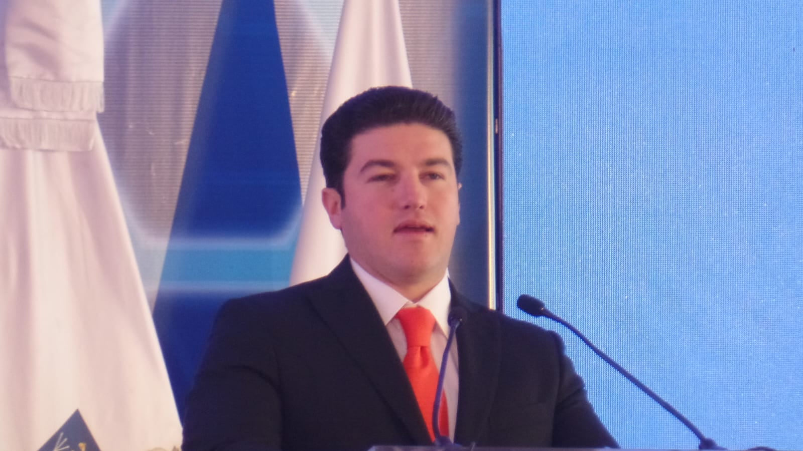 El gobernador recibe la noticia mientras está de gira por Asia.